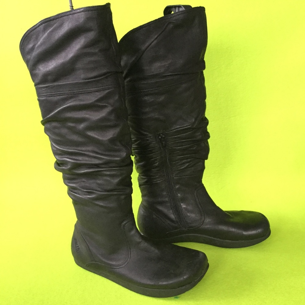 earth tall soft leather boots. Black.